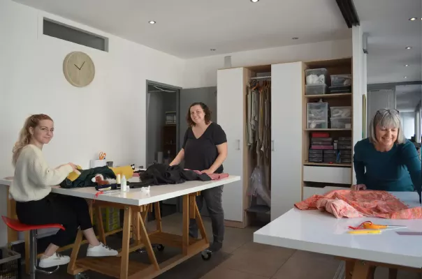 Des stagiaires travaillant sur des exercices de couture lors d&apos;un cours de couture
